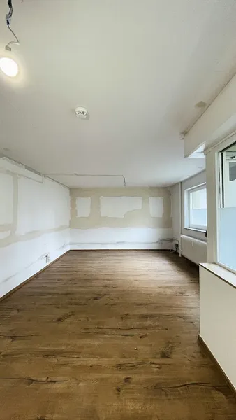 Bis zu 3 Monate kaltmietfrei-Renovierungsbedürftige 3-Zimmerwohnung mit Balkon und Einbauküche — photo 1